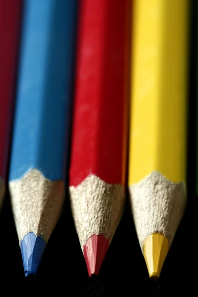 Conjunto colorido três caneta em cores vibrantes sobre preto — Fotografia de Stock