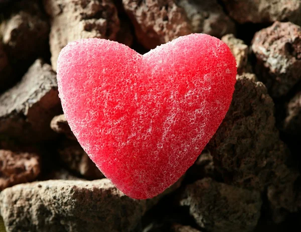 Godis gelé läsa hjärtat över stenar — Stockfoto