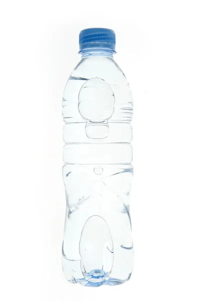 Plastikflasche mit transparentem Wasser — Stockfoto