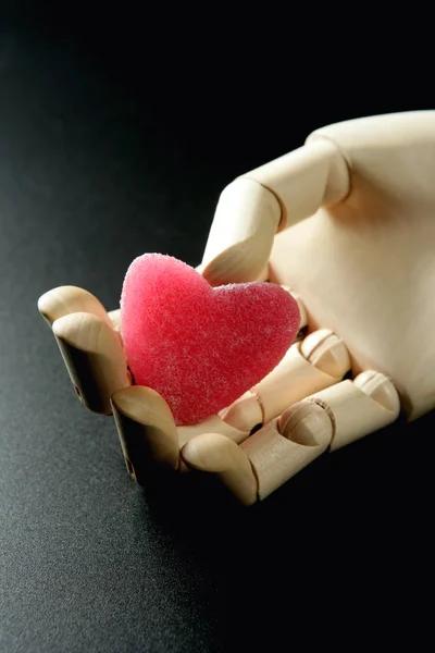Maniquí de madera con forma de corazón de gelatina roja —  Fotos de Stock