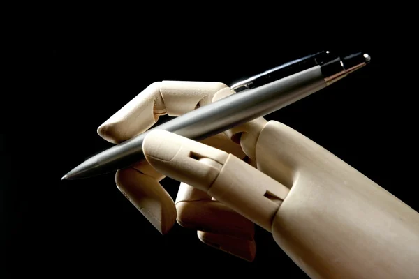 Manekýn dřevěnou ruku s perem psát — Stock fotografie