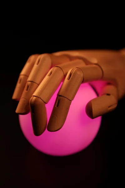 木製マネキンの手、光、占い師のボール — ストック写真