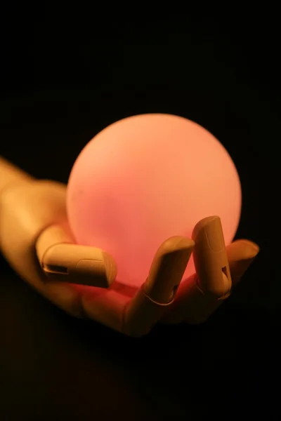 木製マネキンの手、光、占い師のボール — ストック写真