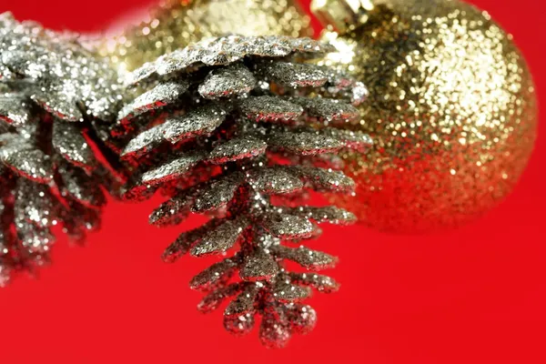 Noel dekorasyon, xtmas çam ağacı, kırmızı arka plan — Stok fotoğraf