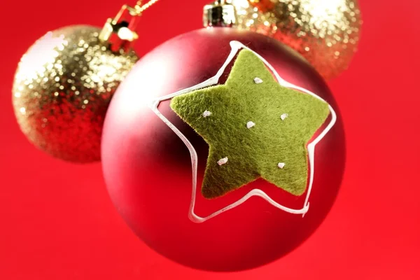 크리스마스 장식, xtmas 나무, 빨간 배경 — 스톡 사진