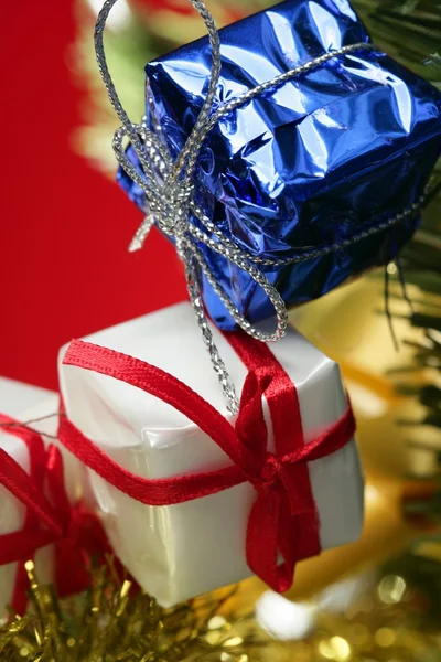 Weihnachtsdekoration, Weihnachtsgeschenke, roter Hintergrund — Stockfoto