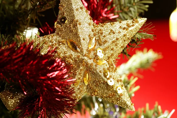Noel hala kırmızı zemin üzerine yıldız dekorasyon — Stok fotoğraf