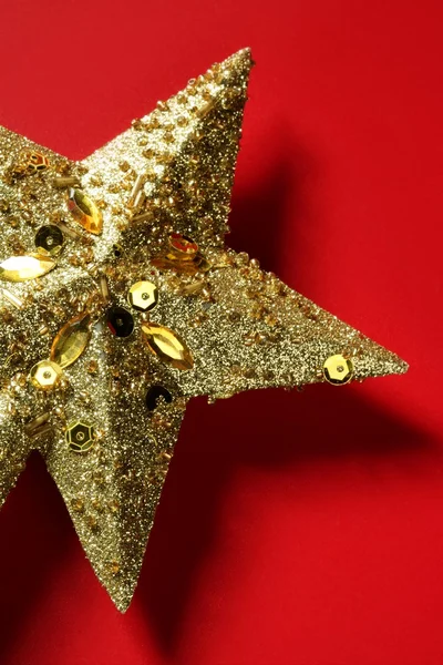 Noel hala kırmızı zemin üzerine yıldız dekorasyon — Stok fotoğraf