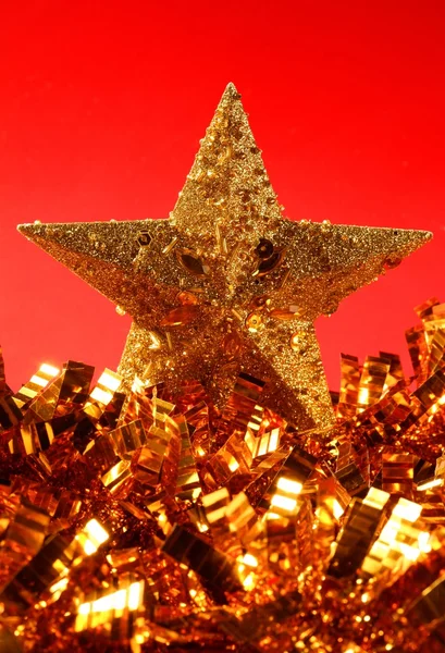 Gouden Kerstdecoratie met gouden ster — Stockfoto