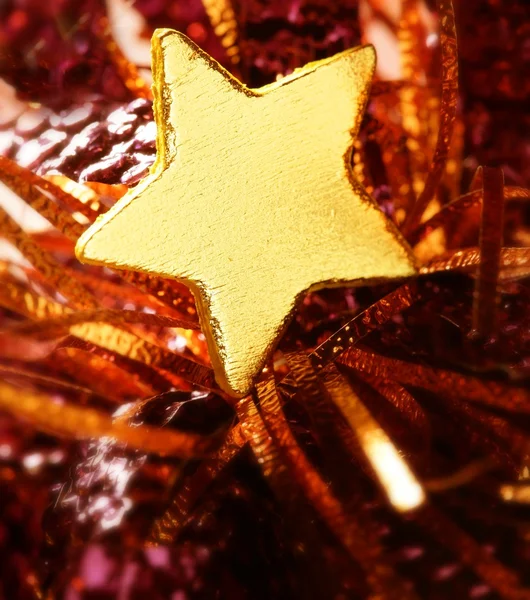 Рождественское золотое украшение с золотой звездой — стоковое фото