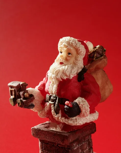 Weihnachtsmann-Figur auf rotem Hintergrund, Atelier — Stockfoto