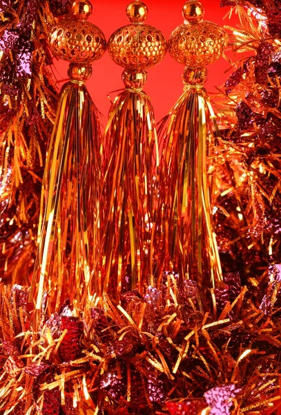 Altın christmas makro dekorasyon, kırmızı arka plan — Stok fotoğraf