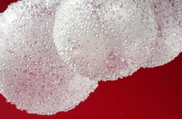 Boules sur fond rouge, sphères blanches transparentes — Photo