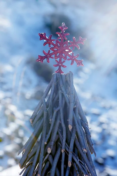 Boże Narodzenie czerwony gwiazda w dzień śniegu — Zdjęcie stockowe