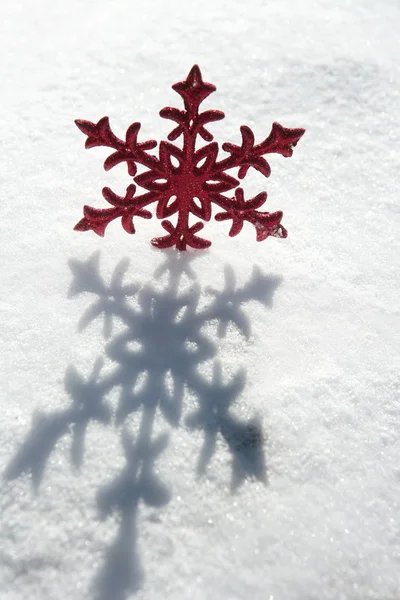 Jule rød stjerne på en snødag – stockfoto
