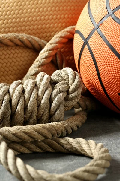 Esquina del gimnasio, pelota de baloncesto y cuerda — Foto de Stock