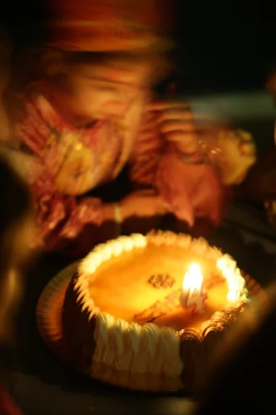 Torta di festa di compleanno, ragazza soffiante sfocata a lume di candela — Foto Stock