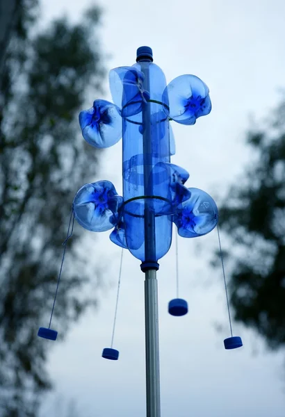 Bouteille bleue de plastique utilisée comme girouette artisanale — Photo