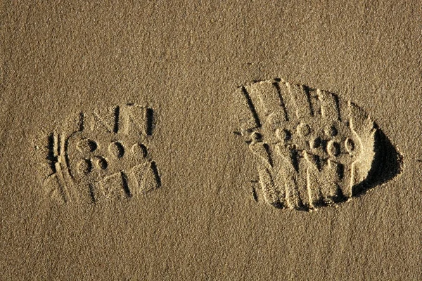 Csomagtartó cipő lábnyom mint homok — Stock Fotó