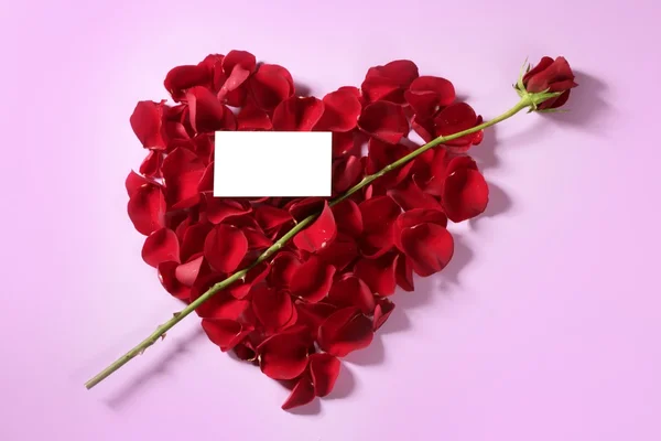 红色的玫瑰花瓣的心形状中的丘比特箭 — 图库照片