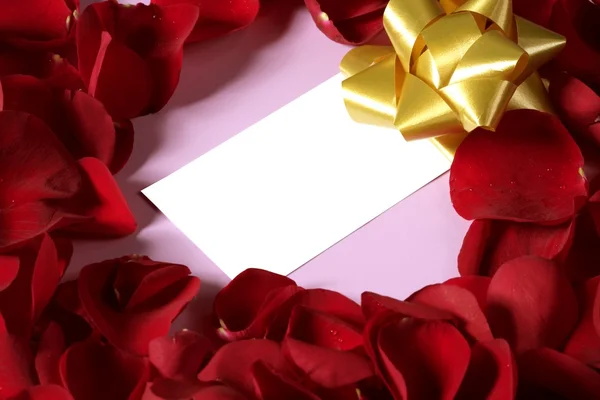 Pétalos de rosa roja en forma de corazón, espacio de copia nota en blanco — Foto de Stock