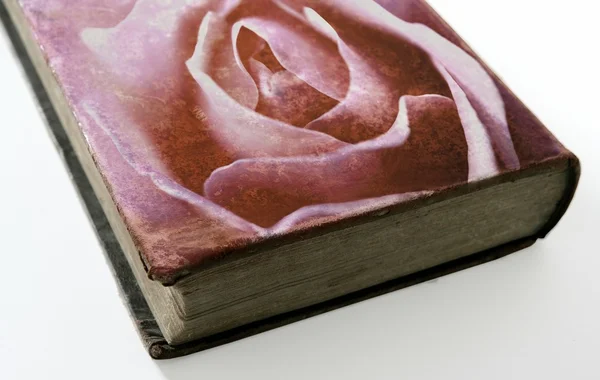 Rose afgedrukt op de cover van een oud boek — Stockfoto