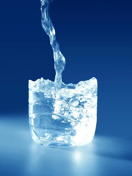 Agua mineral natural azul que cae — Foto de Stock