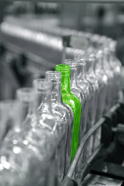 Frasco verde único diferente na linha de fábrica — Fotografia de Stock
