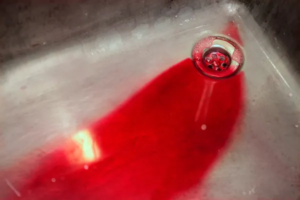 Bloed in levendige rode in een roestvrij stalen gootsteen — Stockfoto