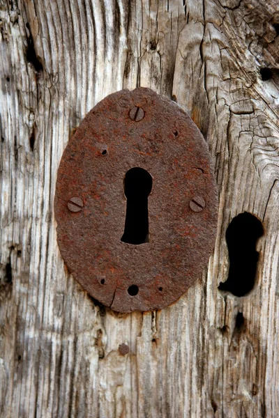 Schlüsselloch über altem grauem altem Holz — Stockfoto