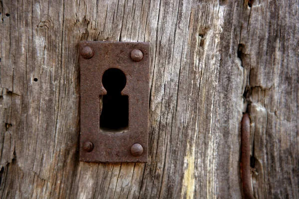 Foro chiave sopra vecchio legno grigio invecchiato — Foto Stock