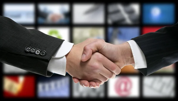 Handshake över video tv skärm teknologien — Stockfoto