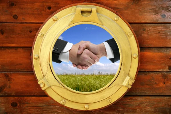 Empresários handshake vista de barco janela redonda — Fotografia de Stock