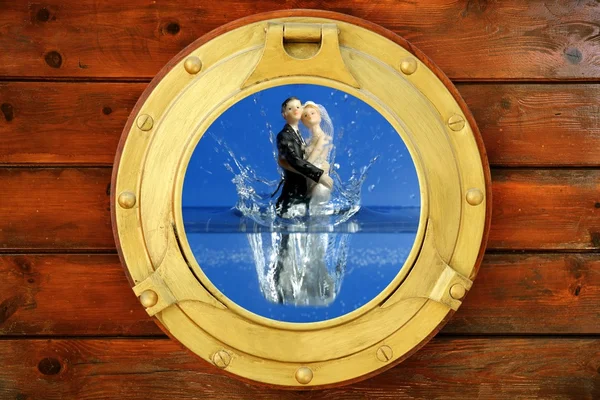 Пара морских свадебных поездок с видом на лодку — стоковое фото