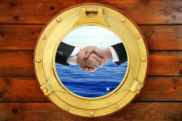 Podnikatelé handshake pohled z lodi kulaté okno — Stock fotografie