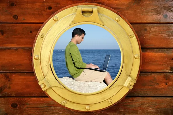 Empresário com computador, vista da janela do barco — Fotografia de Stock