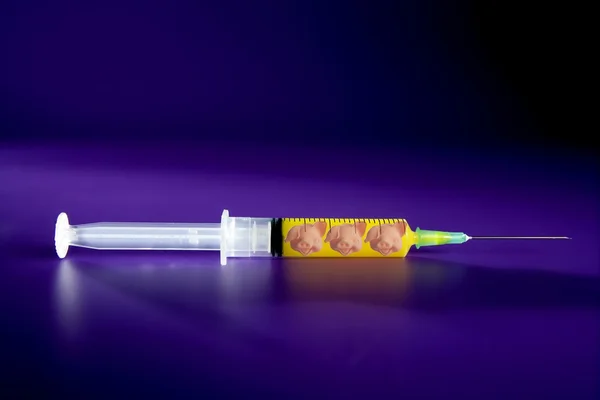Inyección a un cerdo, metáfora de la vacuna h1n1 — Foto de Stock