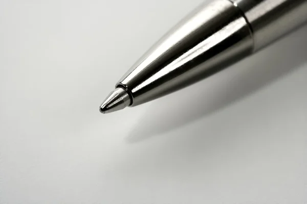 Macro rolo prata cinza caneta ponto sobre branco — Fotografia de Stock