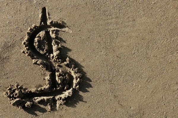 ビーチの砂の上のアメリカの通貨のドル記号 — ストック写真