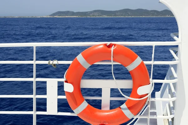 Detalle barandilla barco blanco crucero en mar azul —  Fotos de Stock