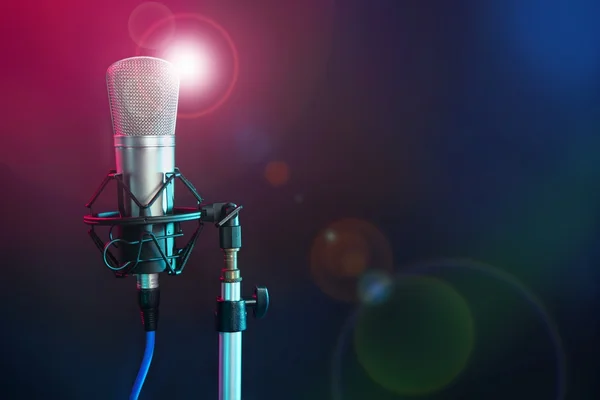 Microfoon in de kleurrijke nachtlampje — Stockfoto