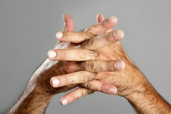 Szőrös ember kezét Vértes kifejezés alatt szürke — Stock Fotó