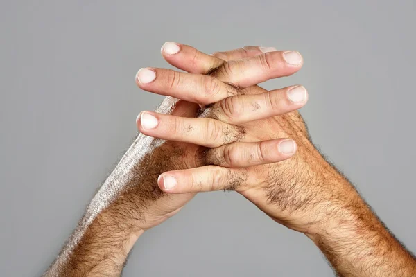 Haarige Mann Hand Nahaufnahme Ausdruck über grau — Stockfoto
