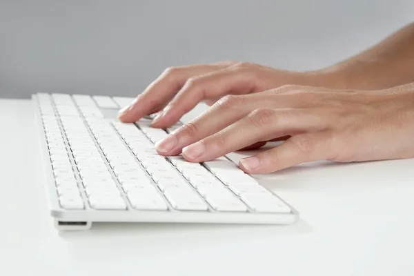 Mulher mãos digitando teclado — Fotografia de Stock