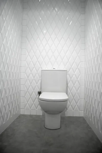 WC em uma sala branca telhas em forma de diamante — Fotografia de Stock