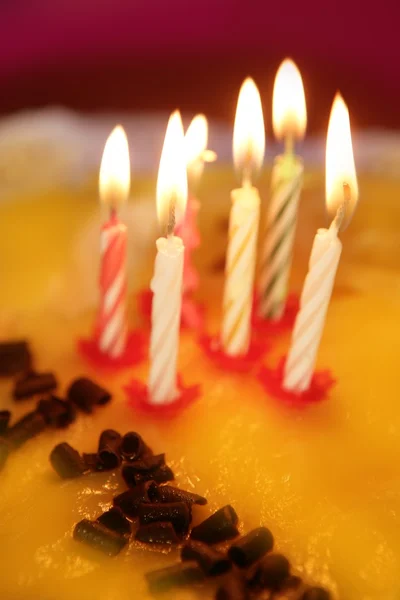 生日蛋糕的蜡烛光金色烛光 — 图库照片