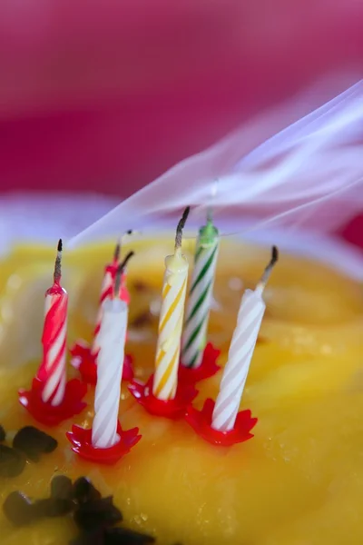 Velas de pastel de cumpleaños sopladas con humo — Foto de Stock