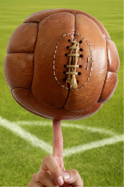 У віці старовинний ретро футбол шкіряний м'яч — стокове фото