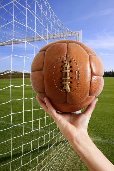 Fotbalový míč v ruce čisté fotbal gól — Stock fotografie
