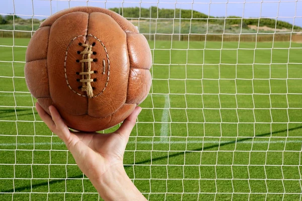 Bola de fútbol en la mano gol de fútbol neto —  Fotos de Stock